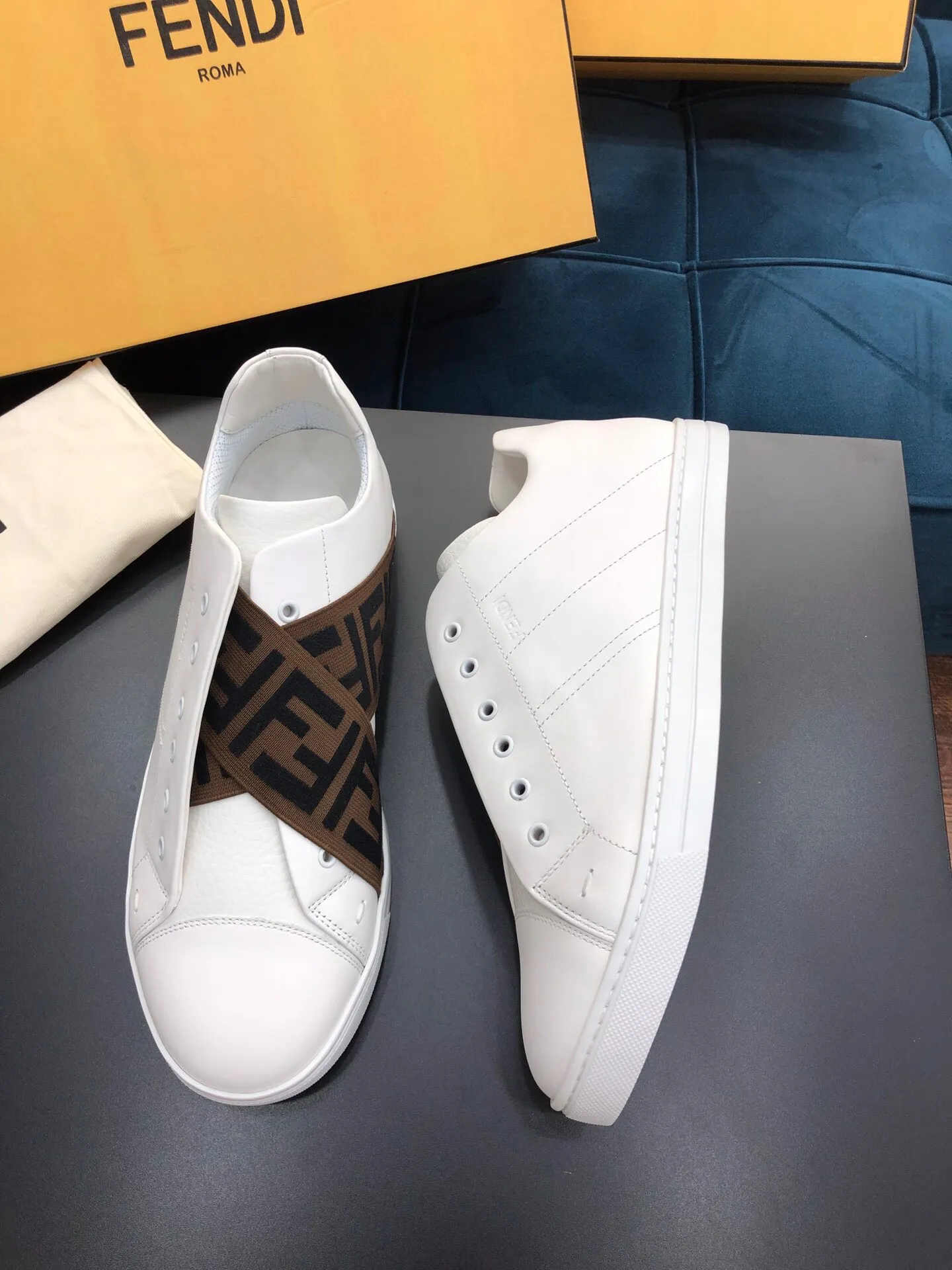 ¥380[Sun]FENDI Fendi classic comfortable men's slip-ons, this sophisticated sneaker is handmade from soft calfskin. Mesh inner surface, ultra-light rubber material and rough outsole. This unique thin style is suitable for the casual and exquisite sensibility of this season. It is comfortable and natural on the feet. It is an everyday style for spring and autumn leisure travel! 38/45